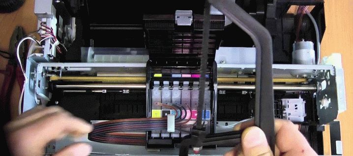 Принтер печатает черные листы